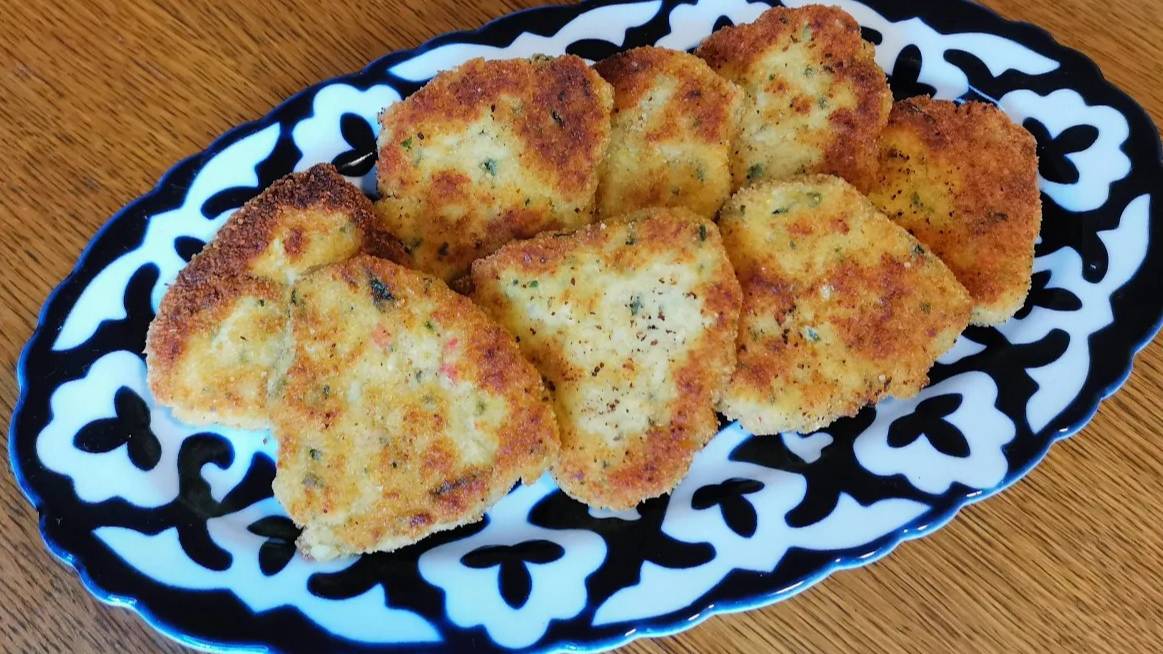 Диетические котлеты из курицы с крабовыми палочками запекаем без панировки.