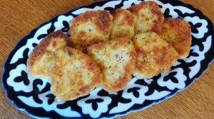 Диетические котлеты из курицы с крабовыми палочками запекаем без панировки.