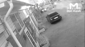 По улице Куйбышева в Батайске автомобиль на полном ходу влетел в припаркованную легковушку.
