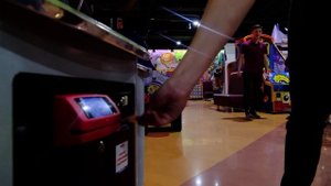 Аппарат с призовыми билетиками Гонки на луне в парке ФанкиТаун