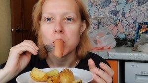 МУКБАНГ он крутой ВСЕ мне покупает! Сосиски с запеченым картофелем