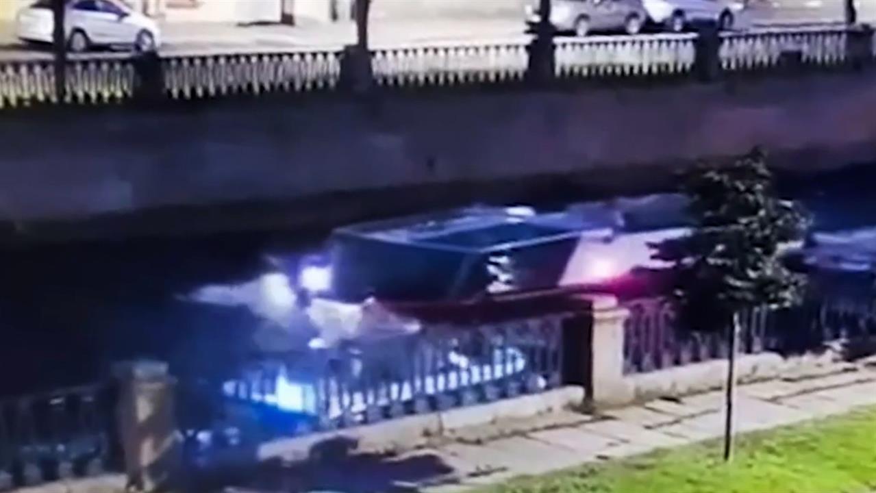 Теплоход врезался в катер с пассажирами на борту в Санкт-Петербурге: видео