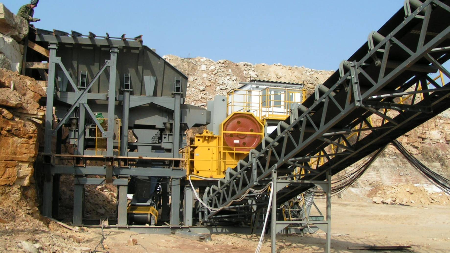 Загрузка породы в вибрационный питатель АПВ-12