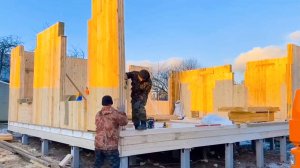 Тёплый прочный дом из больших деревянных панелей Пошаговое строительство