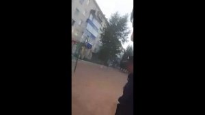 НЕЗАМЕНИМЫЙ Специалист в Чите распивал харамные напитки и ругался на детской площадке !!!