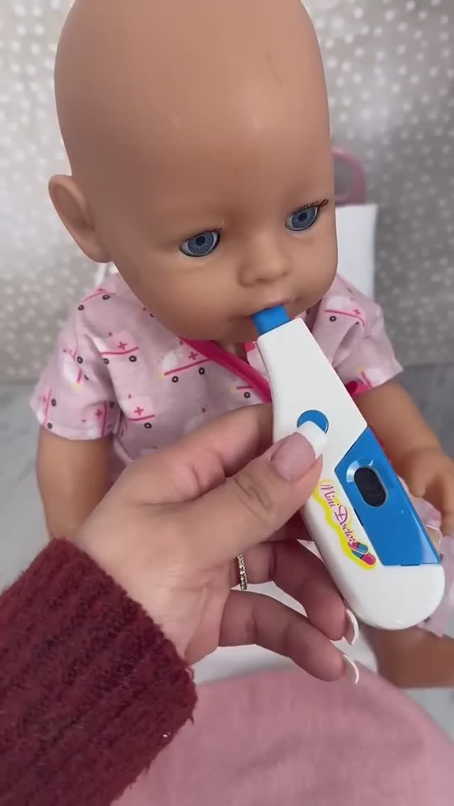 Кукла Baby Born Карли остается в кукольной больнице с игрушечной тележкой доктора #babyborndoll смотреть онлайн