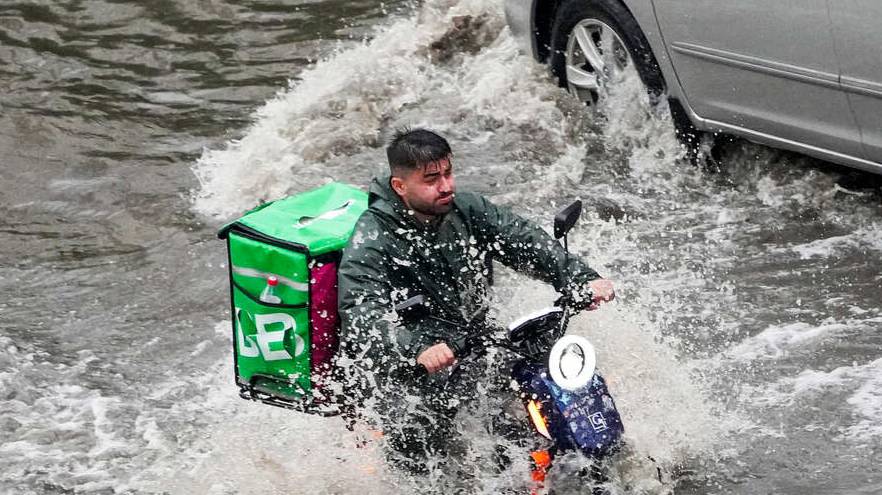 Месячная норма осадков выпала в ряде районов Москвы за два часа