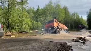 В Хабаровском крае "Крузак" вытягивал застрявший в размытой дороге "КАМАЗ"
