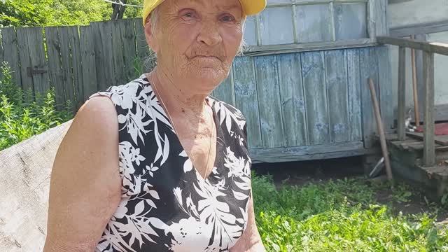 Тетя Валя держится как может.