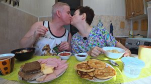 Мукбанг Вован СЧАСТЛИВ как никогда! ПЕЛЬМЕНИ на обед растопили его СЕРДЦЕ! Семейный обед в России