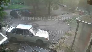 Момент атаки БПЛА по многоэтажки в Политехническом переулке попал на видео.