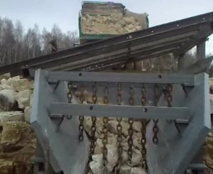 Загрузка породы в вибрационный питатель АПВ-12