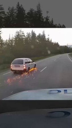 Полиция стреляет по колесам.