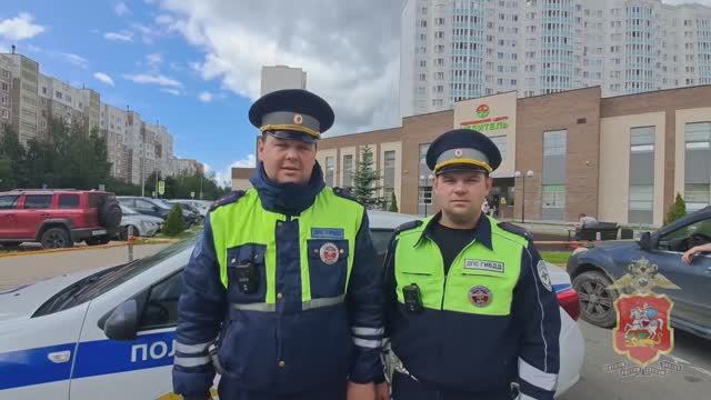 В Подмосковье инспекторы ДПС на трассе оперативно оказали помощь женщине с серьезной травмой