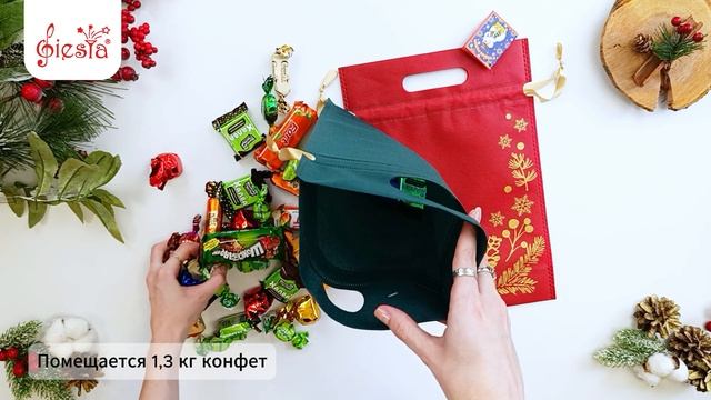 Новогодний подарочный мешок "Золотые шишки на зелёном" изготовлен из нетканого полипропилена.