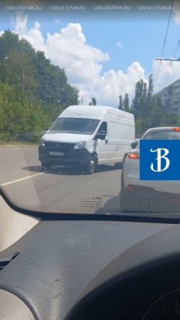 На Рощинской в Орле не разъехались КАМАЗ и легковушка