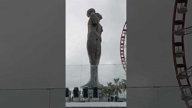 Скульптура Али и Нино в Батуми 27.04.2025