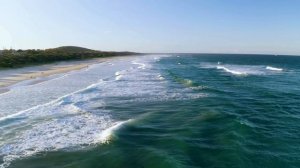 Релакс видео: аэросъёмка моря, волн, побережья под приятную мелодию