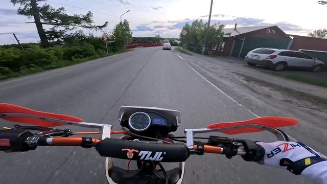 Катаюсь в лесу на мото