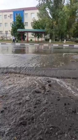 Жители Лисок тоже делятся кадрами потопа.