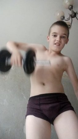 как я поднял гантелиь на одном руке