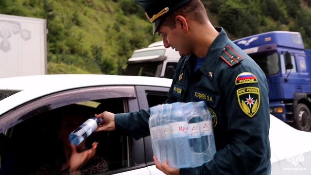 Ожидающим проезда по Военно-грузинской дороге доставлена питьевая вода
