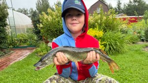 С внуком на озере .Хороший клев. Щуки выпрыгивают из подсака.