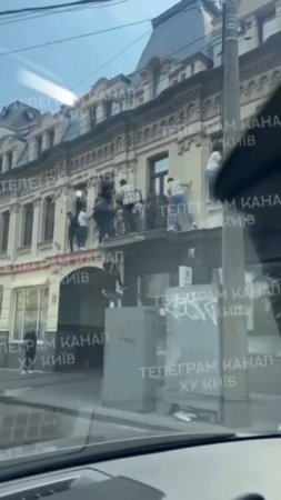 🔴Нерабы в Киеве спасаются от ТЦК прыгая с окон рыгаловки куда свиноловы нагрянули с рейдом🔴