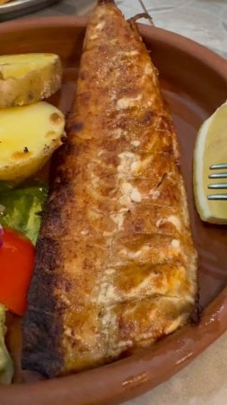 Запеченая скумбрия с картошкой и овощами.