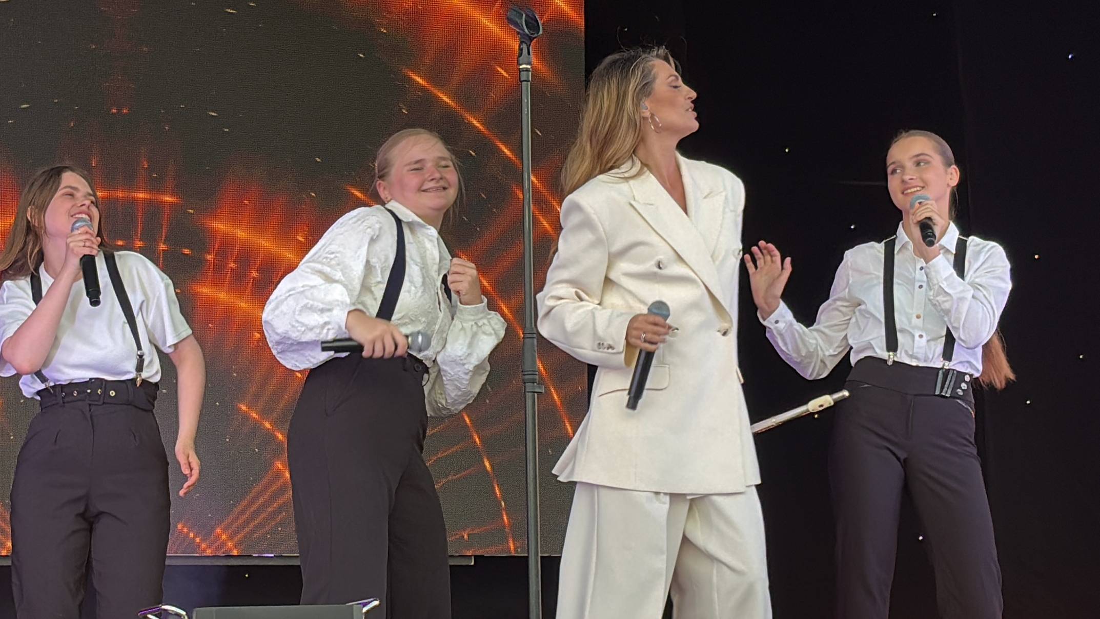 Олеся Тараненко принимает участие в выступлении Саши Савельевой с композицией "Золото". смотреть онлайн