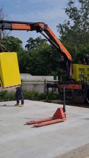 Разгрузка материалов в стесненных условиях #строительство #разгрузка #газобетон