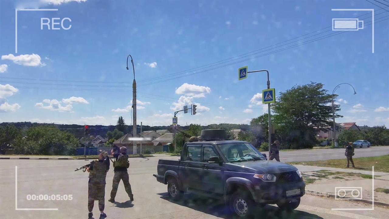 Гладков опубликовал видео с моментом удара дрона по зданию суда в Белгороде