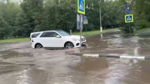💦Центральный сквер Юбилейного в Щелково, только недавно сделали дорогу, а про ливневки забыли💦
