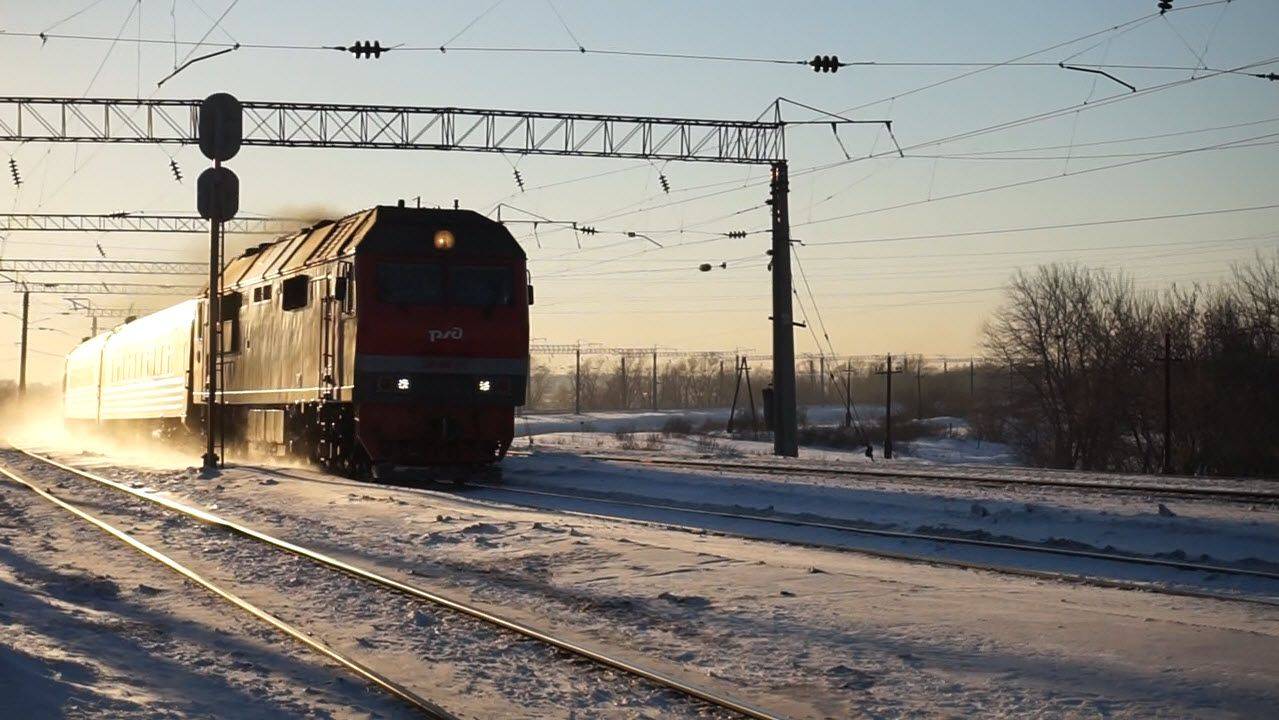 Тепловоз ТЭП70БС-271 с поездом "Восток"летит с "медведями".