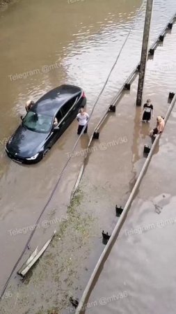 Автомобили буквально тонут на некоторых участках дорог. 😱🙈