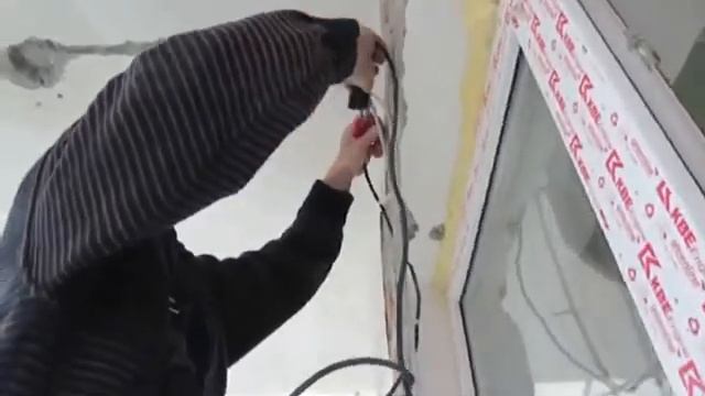 Сварка скруток на стене внизу и на потолке