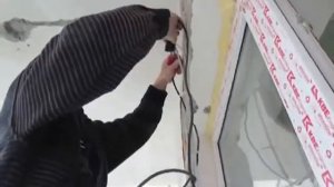 Сварка скруток на стене внизу и на потолке