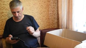 Распаковываем первую коробку с паллета.