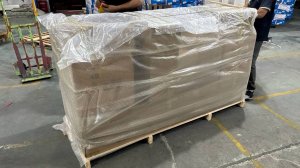 Процесс упаковки первой партии товаров