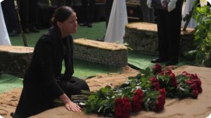 Возлюбленная Старовойта пришла на кладбище на 9-й день.