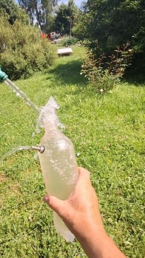 Самоделка приспособление опрыскиватель своими руками #diy #полезныесоветы #хитрости