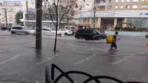 Доставка работает в любую погоду. Хоть пешком, хоть вплавь.