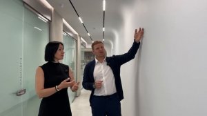 Как сделать закруглённый угол между стеной и потолком в очень длинном коридоре