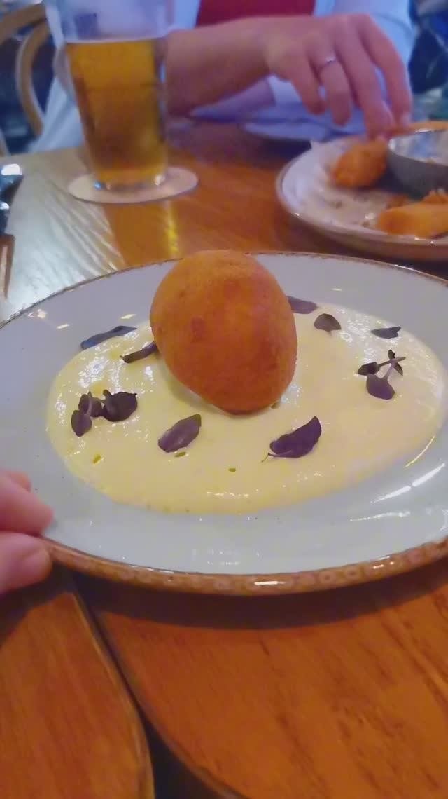 Ужин в сочинском пабе Принц и Лошадь. Шотландское яйцо и безалкогольный джин.