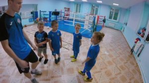 Тренировка по футболу в зале для бокса.