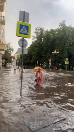 На Патриках вообще зажрались — в такую жару бассейн организовали.