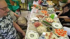 Праздничный стол! Народ собирается!