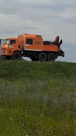 Грузовик камаз техничка едет по дороге