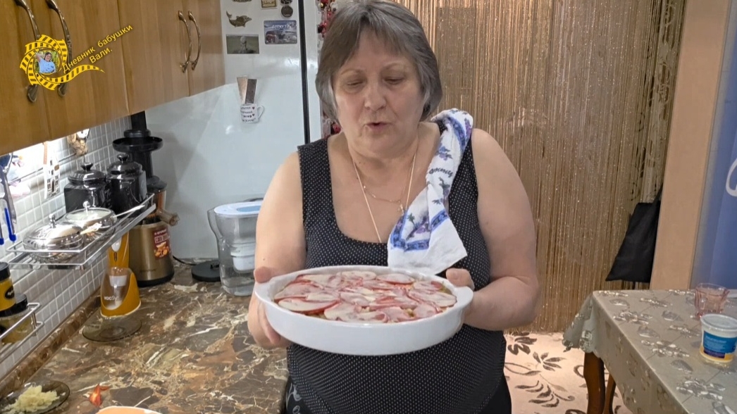 Кабачки с фаршем в духовке и морковка, куда ж без неё.