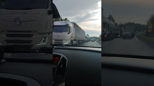 Подъезжаем к Питеру, пробка огромная